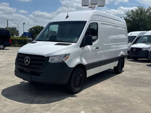 Used 2025 Mercedes-Benz Sprinter 2500 image 14