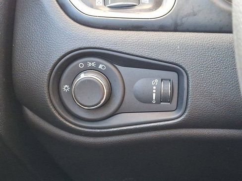 Certified 2023 Jeep Renegade Latitude AWD/4WD image 29