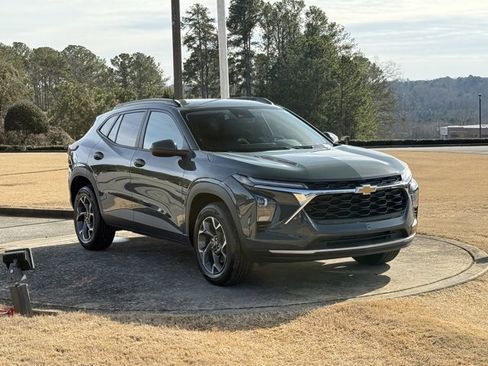 Used 2025 Chevrolet Trax LT image 9
