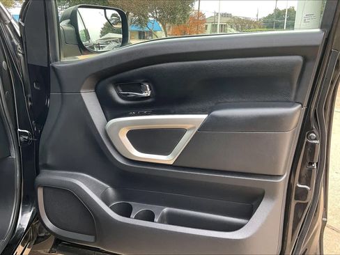 Used 2017 Nissan Titan SV image 20