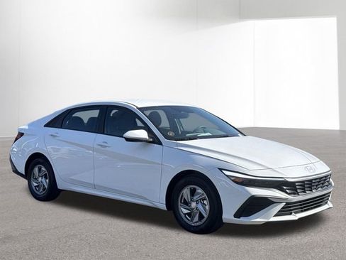 New 2026 Hyundai Elantra SE FWD image 3
