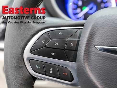 Used 2023 Chrysler Pacifica Touring-L image 16