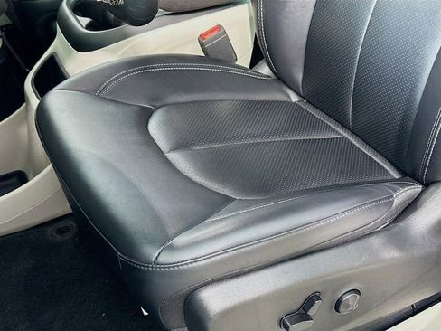 Used 2024 Chrysler Pacifica Touring-L image 10