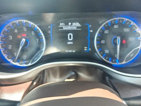Used 2017 Chrysler Pacifica Touring-L FWD image 20