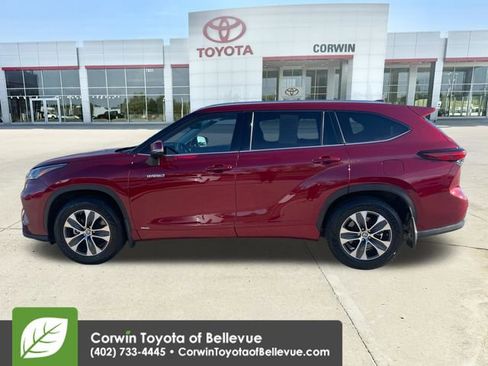 Used 2021 Toyota Highlander XLE w/ Protection Package #3 (TMS) AWD/4WD image 2
