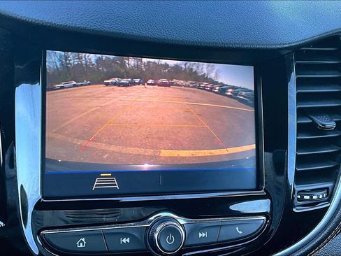 Used 2022 Chevrolet Trax LT w/ LT Convenience Package image 9