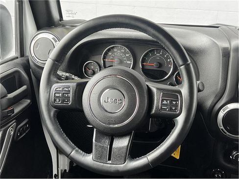 Used 2015 Jeep Wrangler Unlimited Sahara w/ Connectivity Group image 28