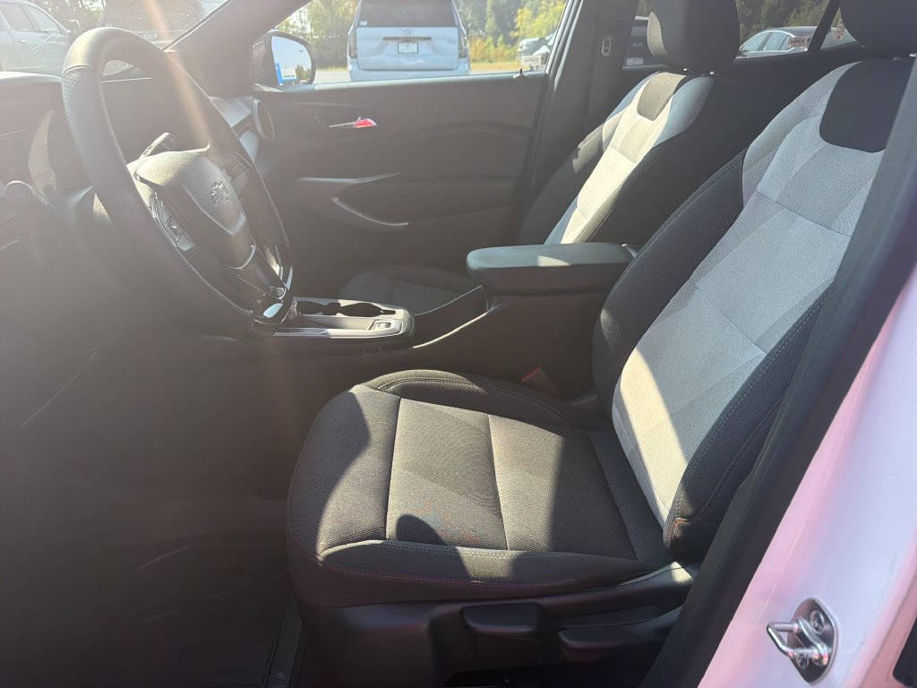Used 2025 Chevrolet Trax RS w/ Driver Confidence Package FWD image 27