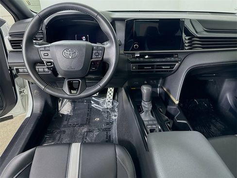 Used 2025 Toyota Camry SE image 17