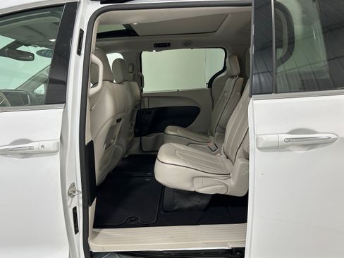 Used 2019 Chrysler Pacifica Limited FWD image 32