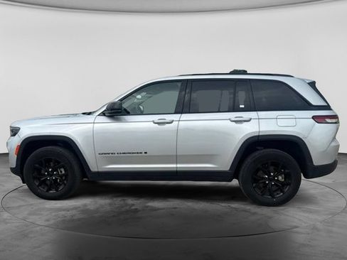 Used 2024 Jeep Grand Cherokee Altitude AWD/4WD image 8