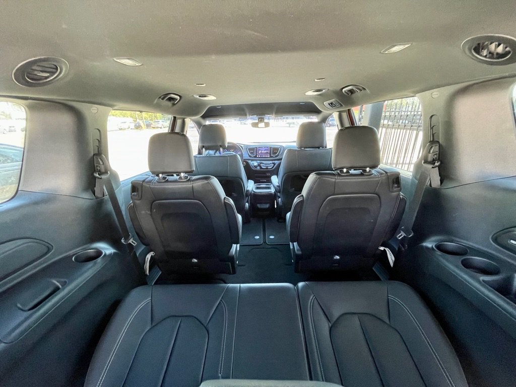 Used 2018 Chrysler Pacifica Touring-L w/ Premium Audio Group FWD image 19