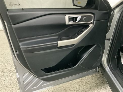 Used 2021 Ford Explorer XLT w/ Equipment Group 202A AWD/4WD image 17