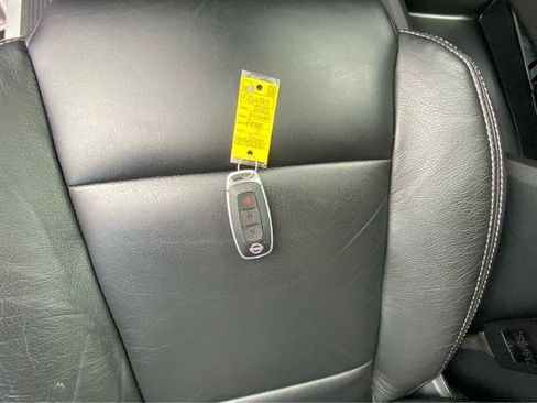 Used 2025 Nissan Rogue S FWD image 31
