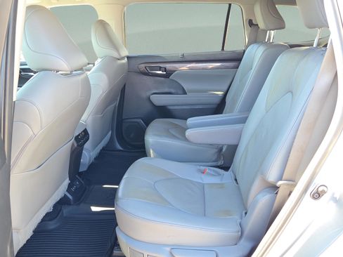 Used 2023 Toyota Highlander L image 14