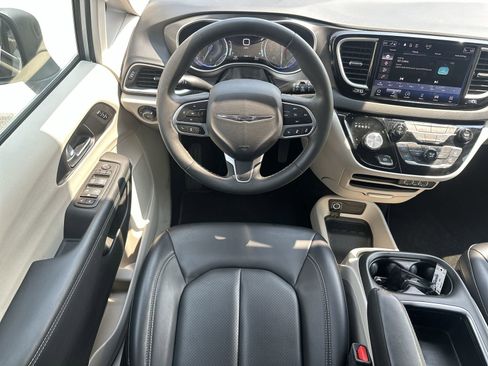 Used 2023 Chrysler Pacifica Touring-L FWD image 17