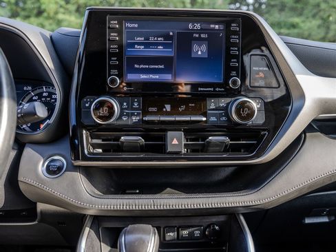 Used 2020 Toyota Highlander XLE FWD image 20