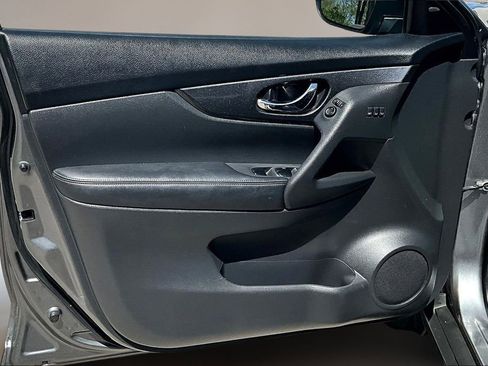 Used 2018 Nissan Rogue SV w/ Premium Package image 19