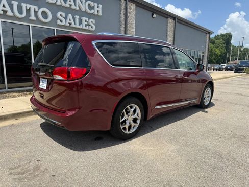 Used 2017 Chrysler Pacifica Limited FWD image 7