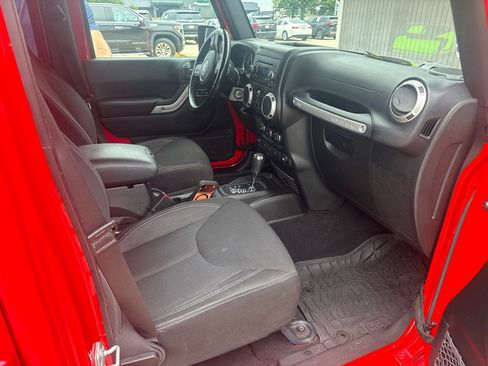 Used 2017 Jeep Wrangler Unlimited Sahara w/ Connectivity Group AWD/4WD image 15