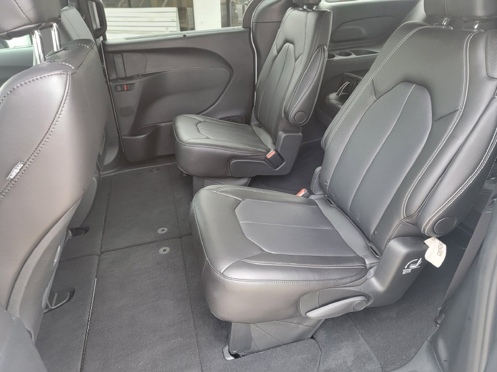 Used 2026 Chrysler Pacifica Select FWD image 12