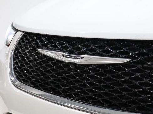 Used 2023 Chrysler Pacifica Touring-L FWD image 12