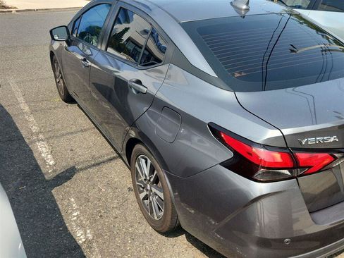 Used 2021 Nissan Versa SV FWD image 4