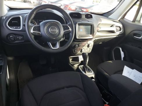 Used 2018 Jeep Renegade Latitude FWD image 9