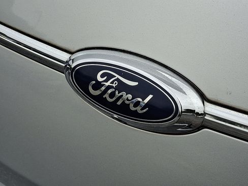 Used 2017 Ford Taurus SE image 29