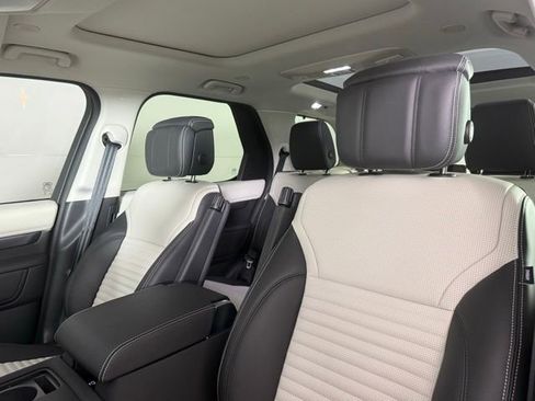 New 2025 Land Rover Discovery Metropolitan Edition image 15