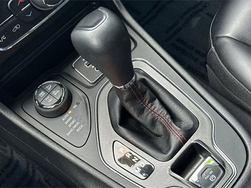 Used 2019 Jeep Cherokee Trailhawk image 24