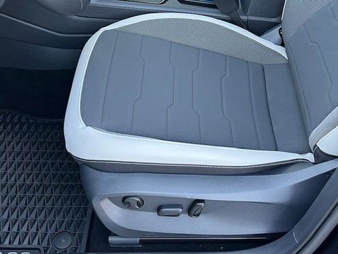 New 2025 Volkswagen Taos SE image 32