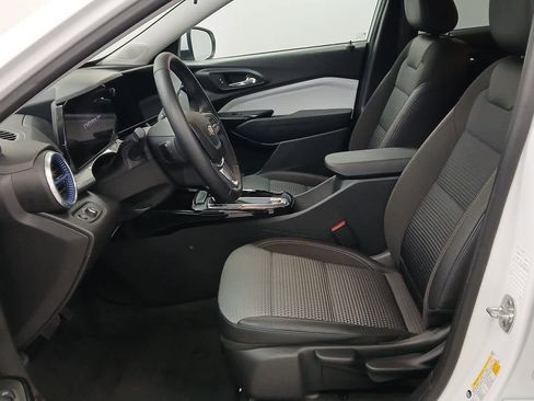 Used 2025 Chevrolet Trax LT w/ LT Convenience Package image 8