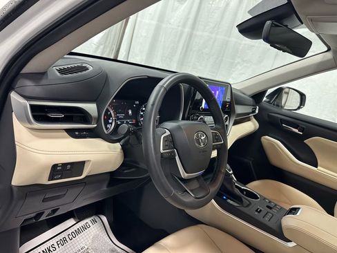 Used 2025 Toyota Highlander XLE image 15