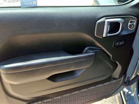 Used 2024 Jeep Wrangler Unlimited AWD/4WD image 12