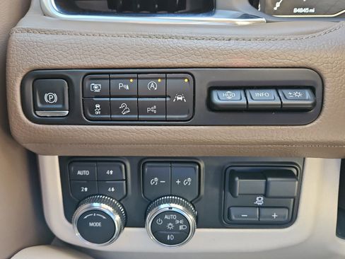 Used 2023 GMC Yukon Denali w/ Advanced Technology Package image 18