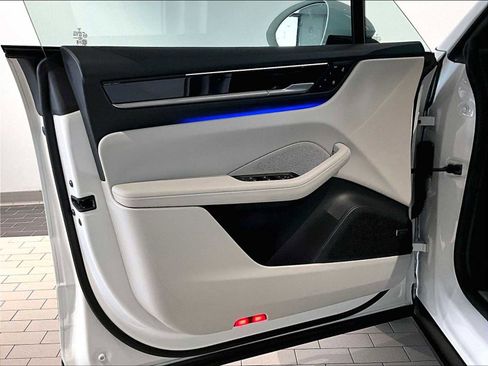 Used 2025 Porsche Macan 4 Electric image 25