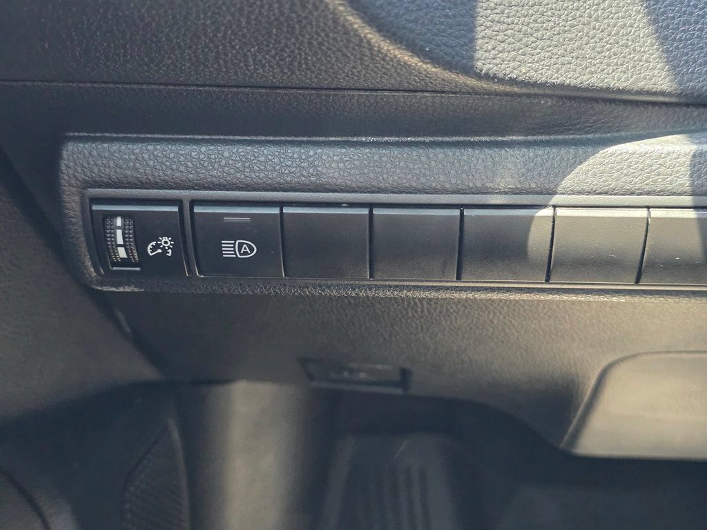 Used 2021 Toyota Corolla LE FWD image 32