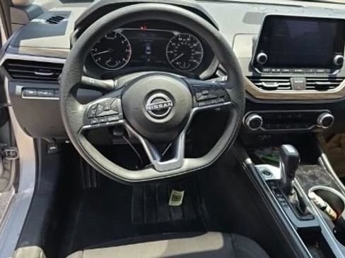 Used 2023 Nissan Altima 2.5 SV FWD image 2