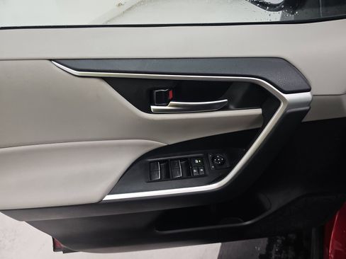 Used 2025 Toyota RAV4 XLE w/ Convenience Package image 9