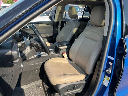 Used 2020 Ford Explorer XLT w/ Equipment Group 202A AWD/4WD image 17
