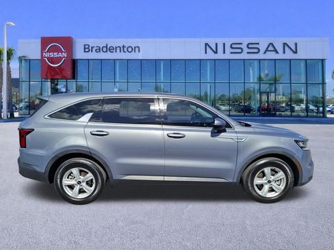 Used 2023 Kia Sorento LX FWD image 4