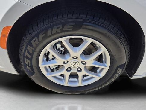 Certified 2024 Chrysler Pacifica Touring-L FWD image 9