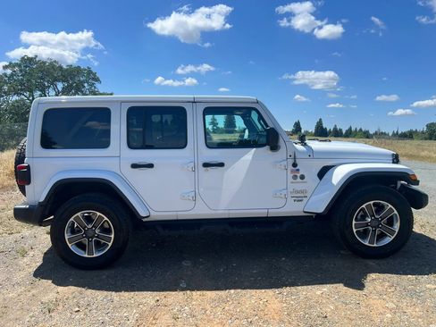 Used 2018 Jeep Wrangler Unlimited Sahara image 4