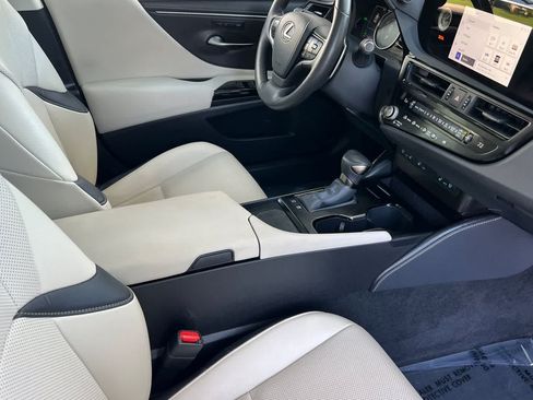 Used 2025 Lexus ES 300h w/ Premium Package FWD image 18