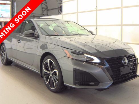 Used 2023 Nissan Altima 2.5 SR FWD image 3