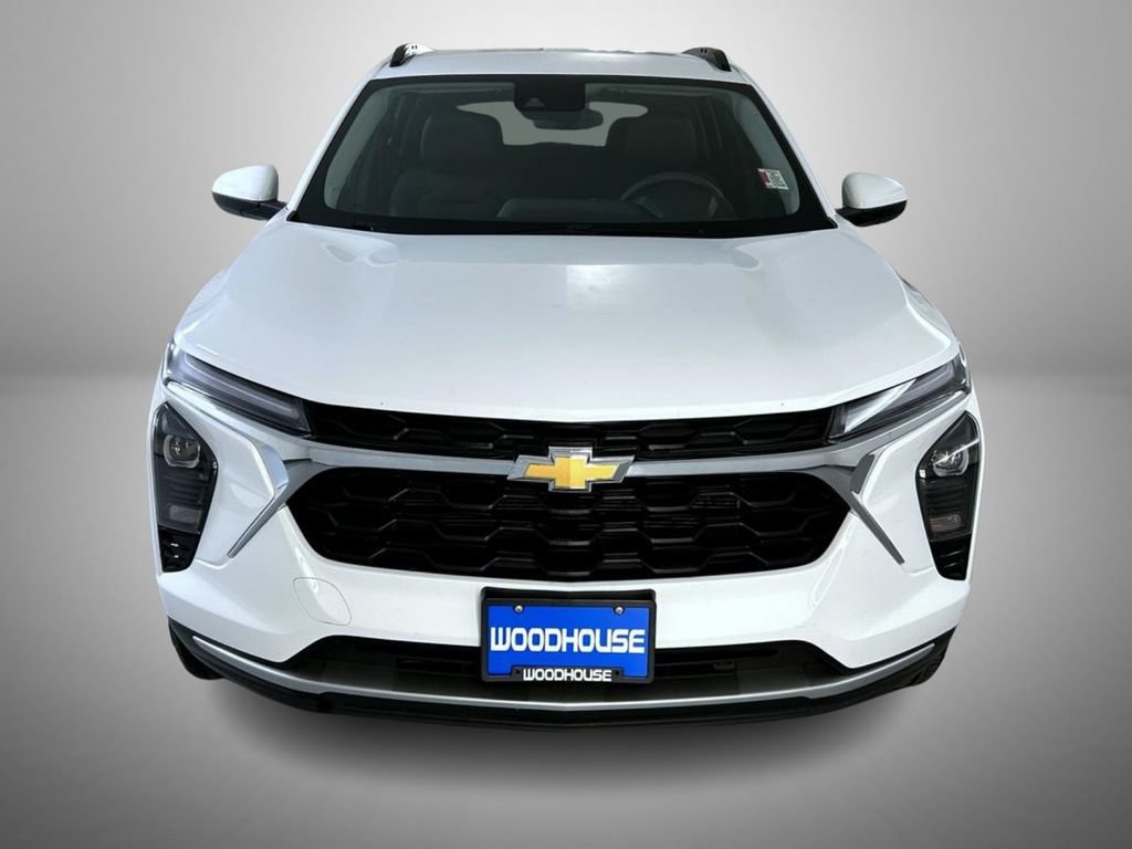 Used 2025 Chevrolet Trax LT FWD image 2