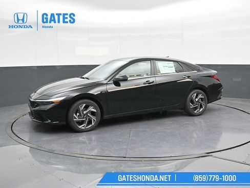 Used 2025 Hyundai Elantra Limited w/ Cargo Package FWD image 7