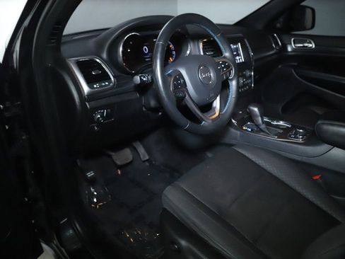 Used 2019 Jeep Grand Cherokee Laredo image 18