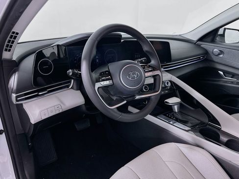 Used 2023 Hyundai Elantra Limited w/ Preferred Accessory Package FWD image 9